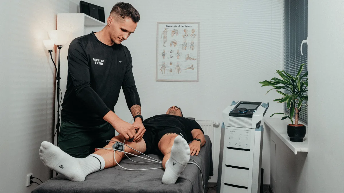 Fyzioterapeut pri práci s klientom
